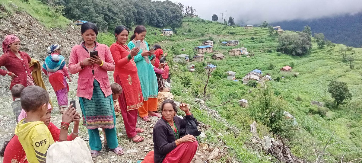 मोबाइल सेवा अवरुद्ध भएपछि सिग्नल खोज्दै...